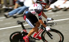 米兰体育app入口-赛道上的心跳时刻，勒克莱尔关键制胜，雷诺险胜哈斯