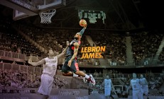 米兰体育下载-德罗赞冠军级表现定乾坤，爵士决胜局力擒老鹰