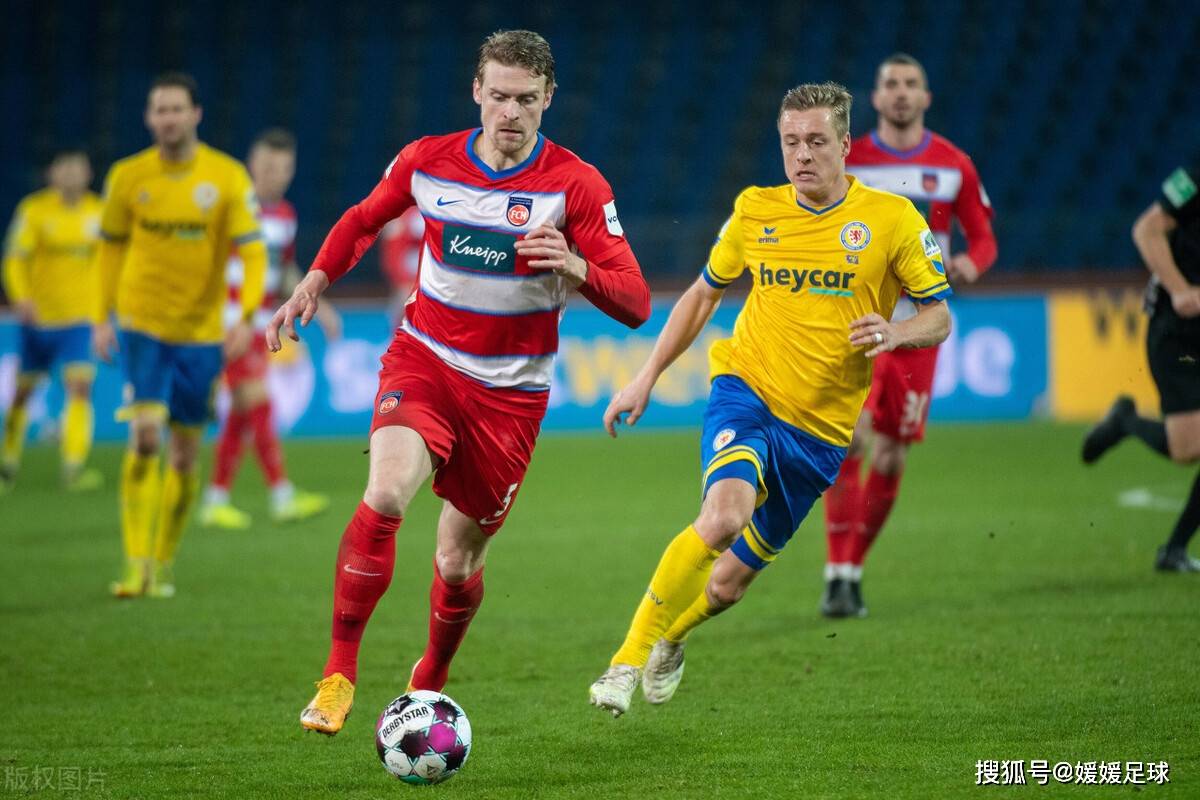 柏林赫塔球员组织慈善活动，回馈社会