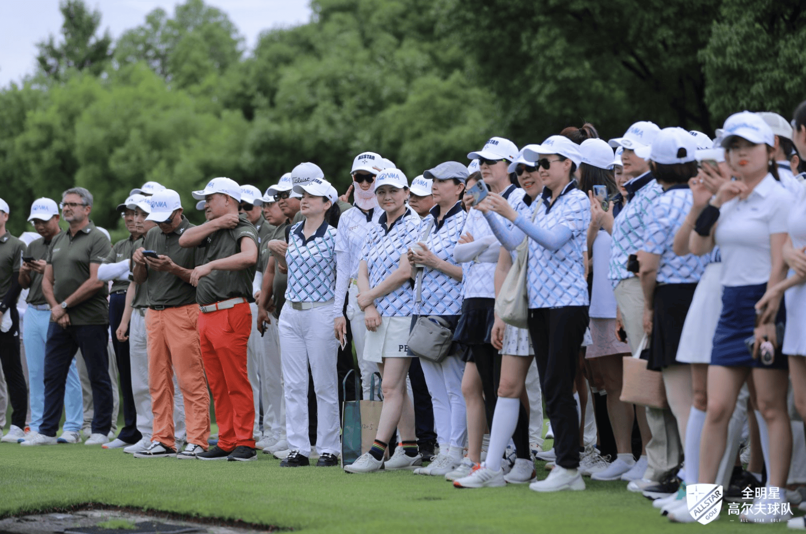 关于高尔夫男子团体比赛选手争夺桂冠的信息