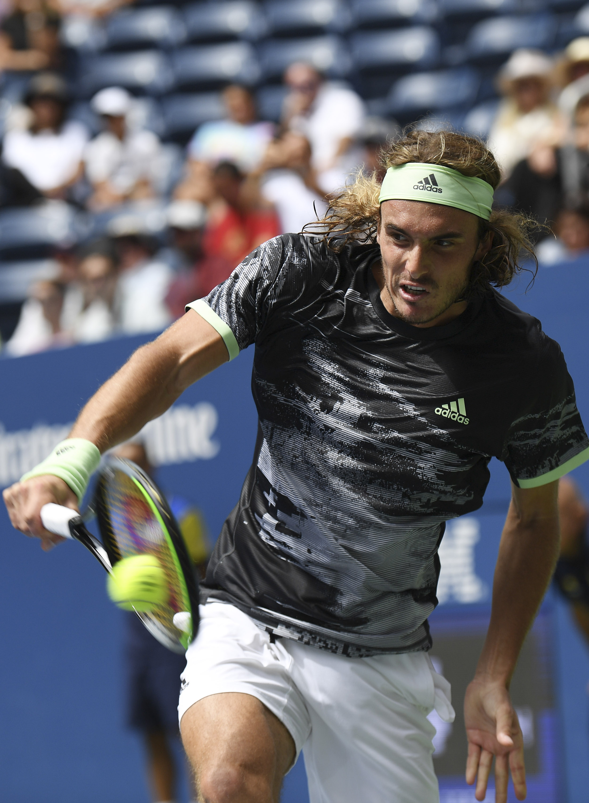 法国网球队爆冷美国网球队，西西帕斯高光表现的简单介绍