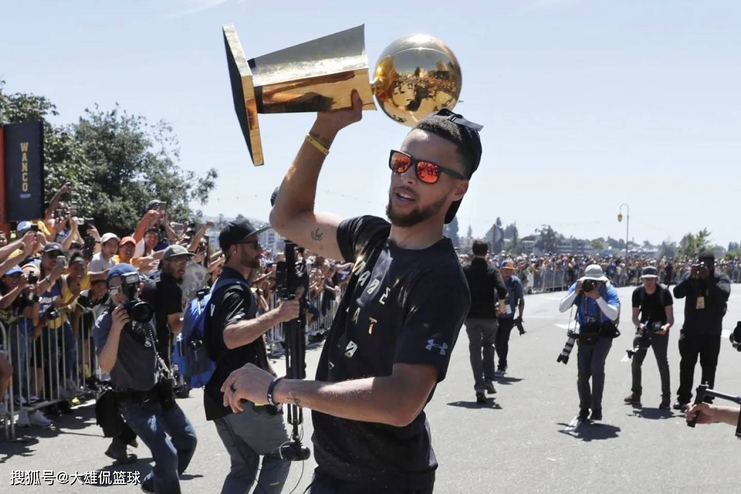 包含勇士碾压青岛队,克莱点燃赛场的词条 包含勇士碾压青岛队,克莱点燃赛场的词条